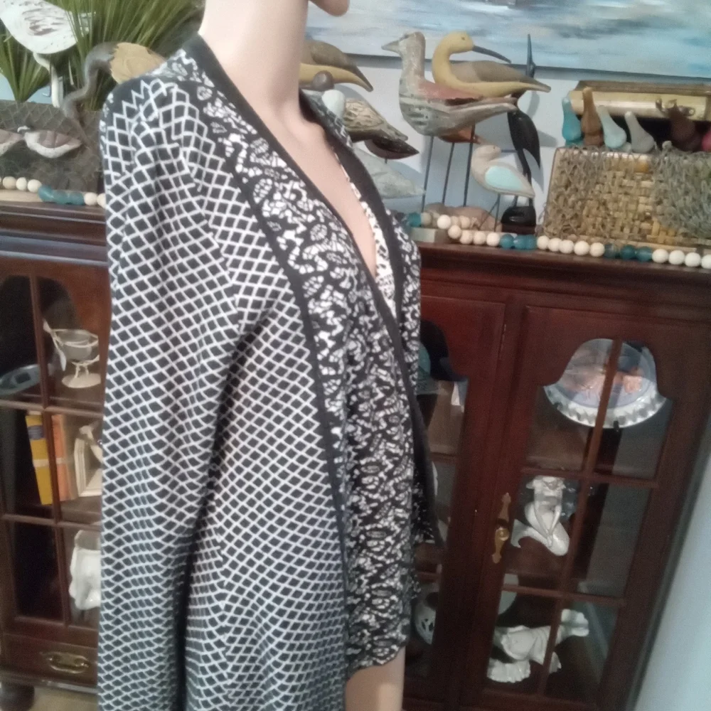 2-$10... Belldini Sz XL Black and White Patterned Open Front Waterfall Cardigan